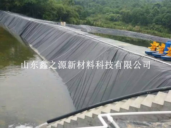 問：魚塘養(yǎng)殖防滲膜的周圍可以貼瓷磚嗎？